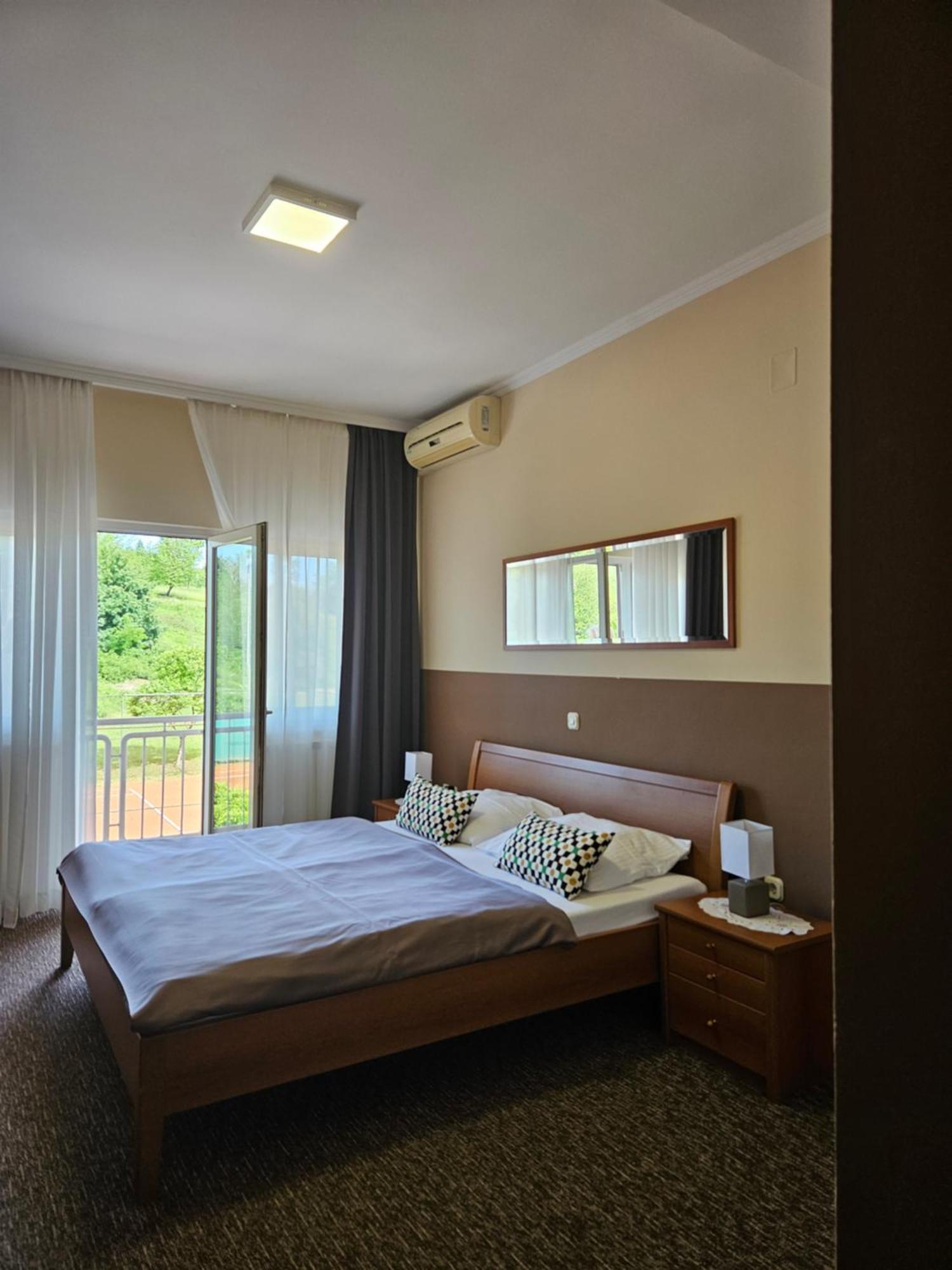 Bed And Breakfast Restaurant Dp Donji Zvecaj Kültér fotó