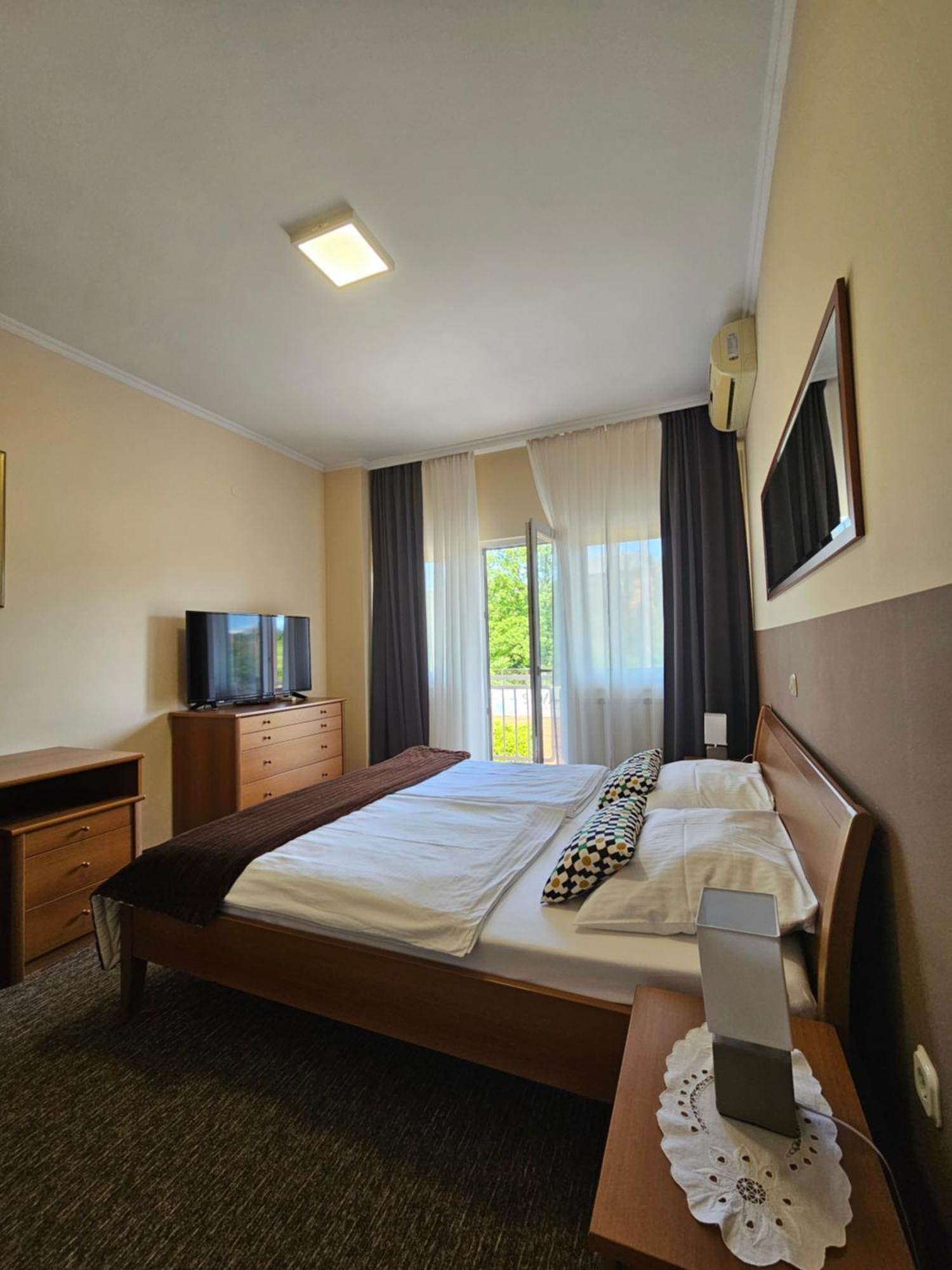 Bed And Breakfast Restaurant Dp Donji Zvecaj Kültér fotó