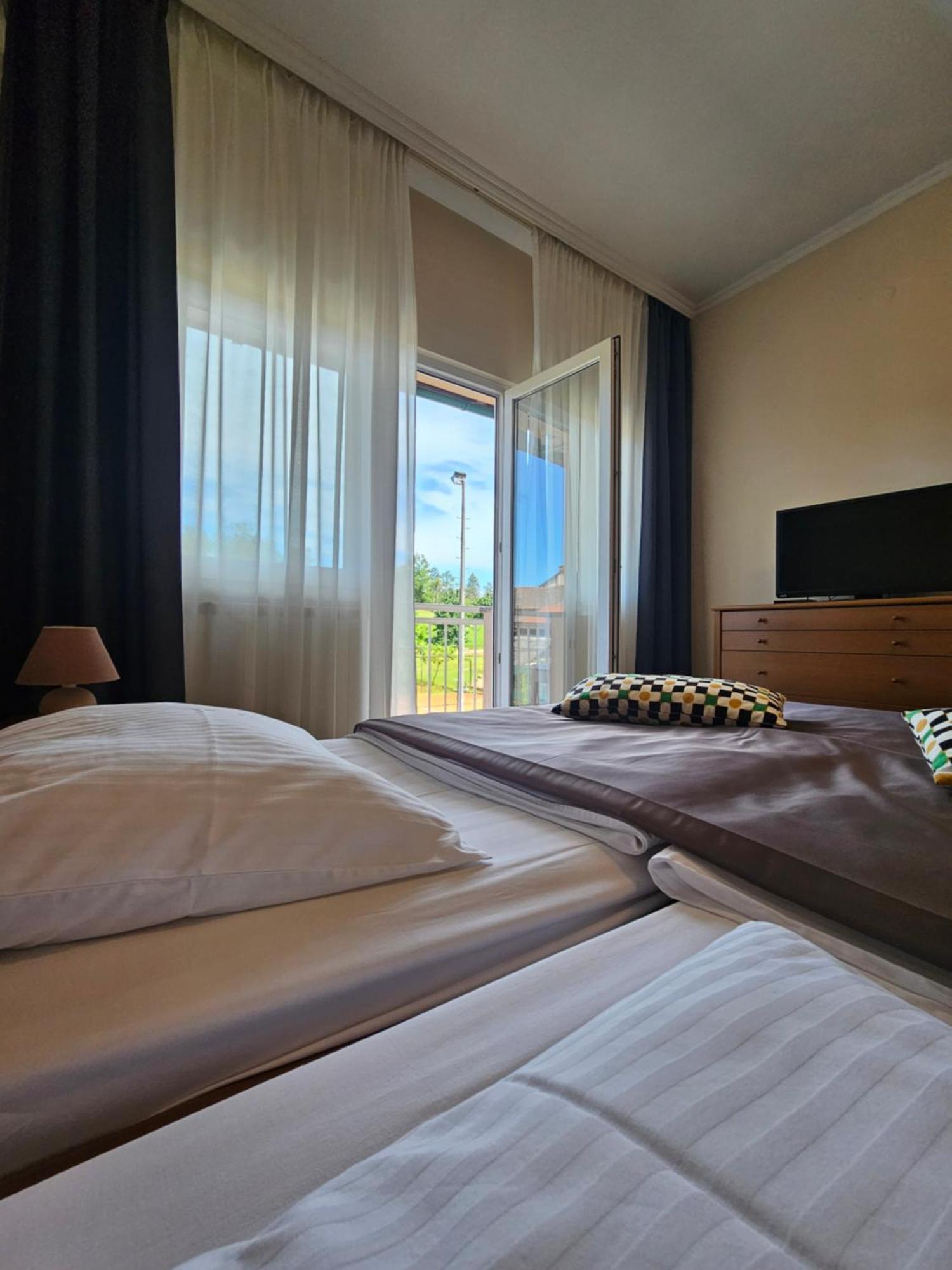 Bed And Breakfast Restaurant Dp Donji Zvecaj Kültér fotó