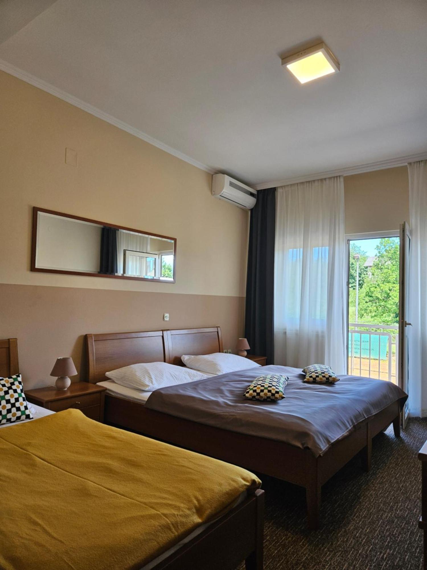 Bed And Breakfast Restaurant Dp Donji Zvecaj Kültér fotó
